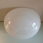 Plafonnier demi lune en opaline blanche vintage années 60-70