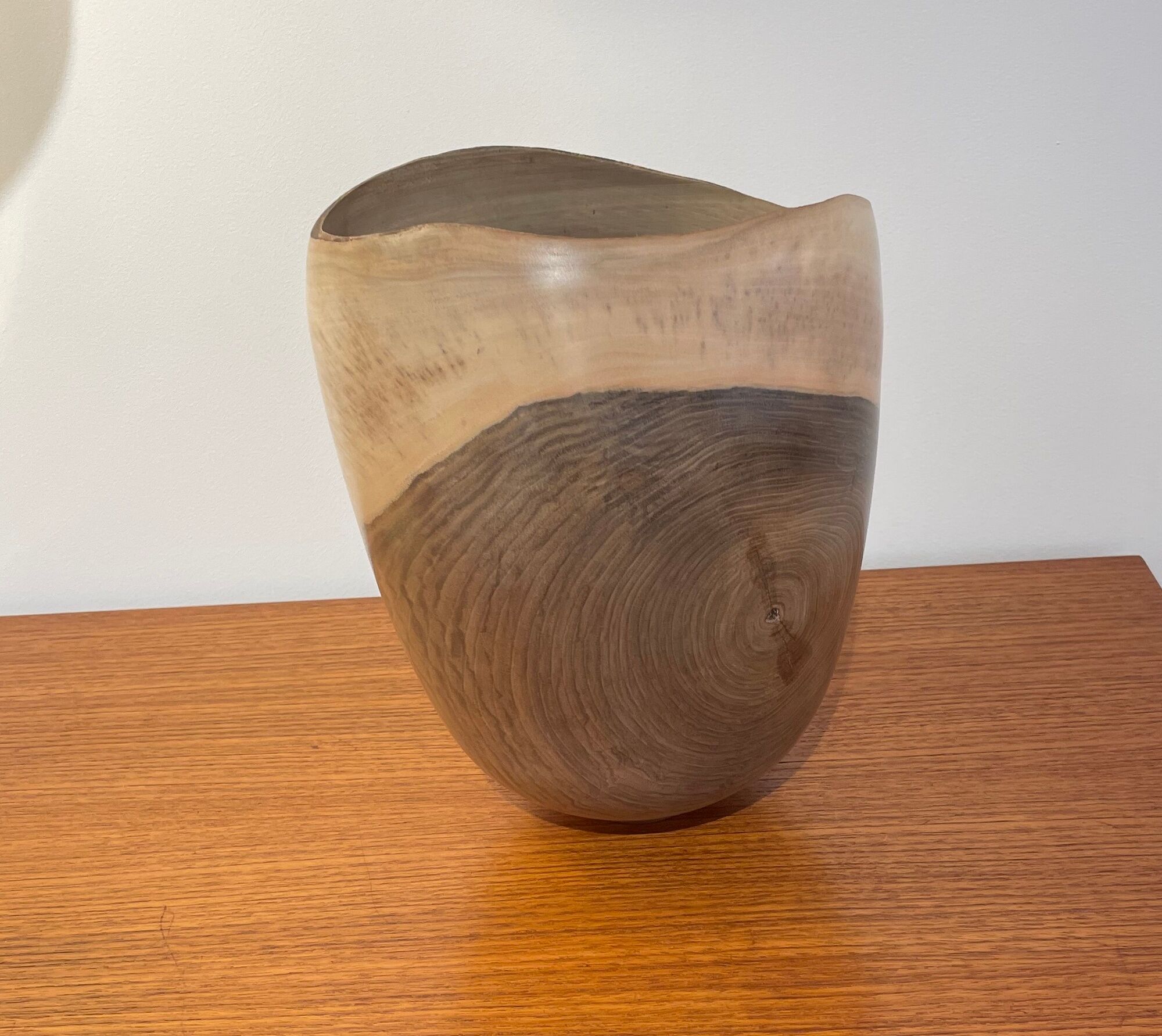 Coupe monoxyle en noyer par Ralph Ribour