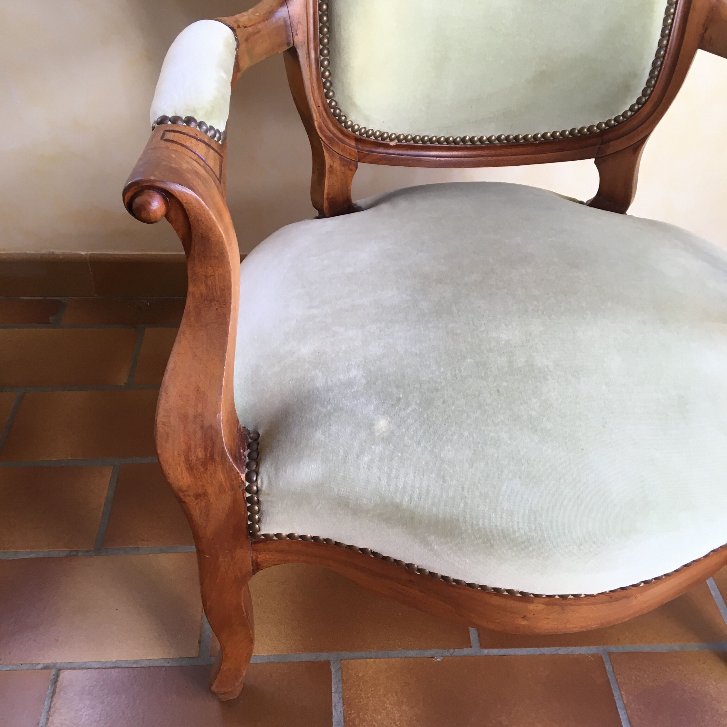Fauteuil Voltaire velours vert amande Louis Philippe