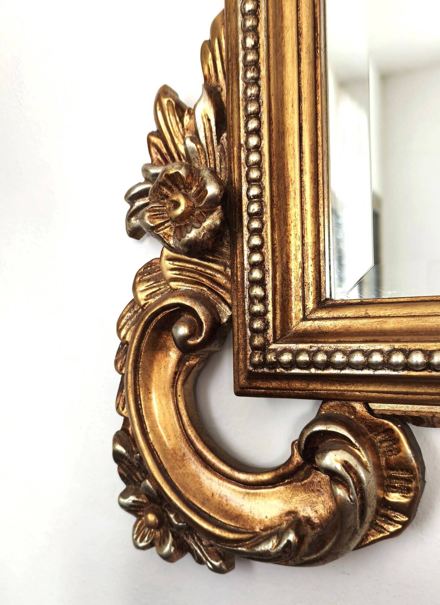Large Italian mirror in carved wood, traditional gilding, 1980s.