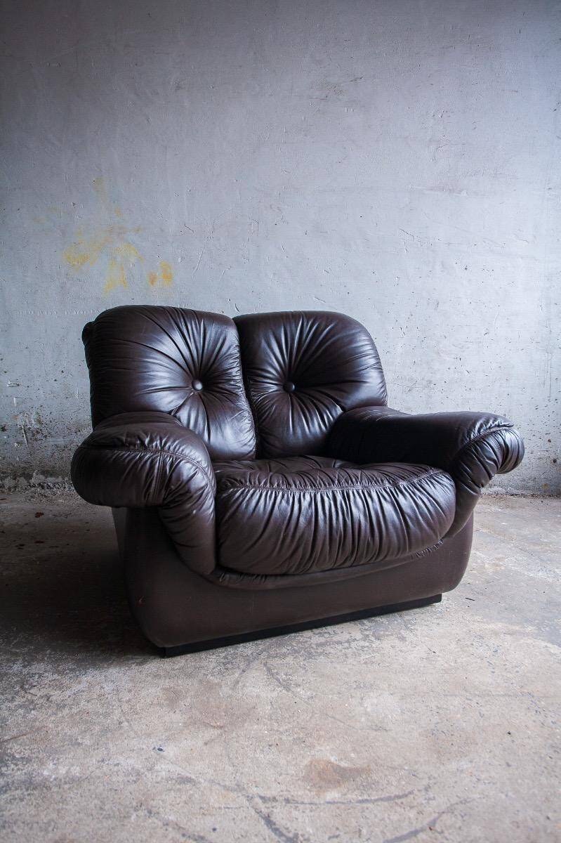Ensemble de 2 fauteuils de style mid-century en cuir marron foncé.