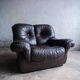 Ensemble de 2 fauteuils de style mid-century en cuir marron foncé.