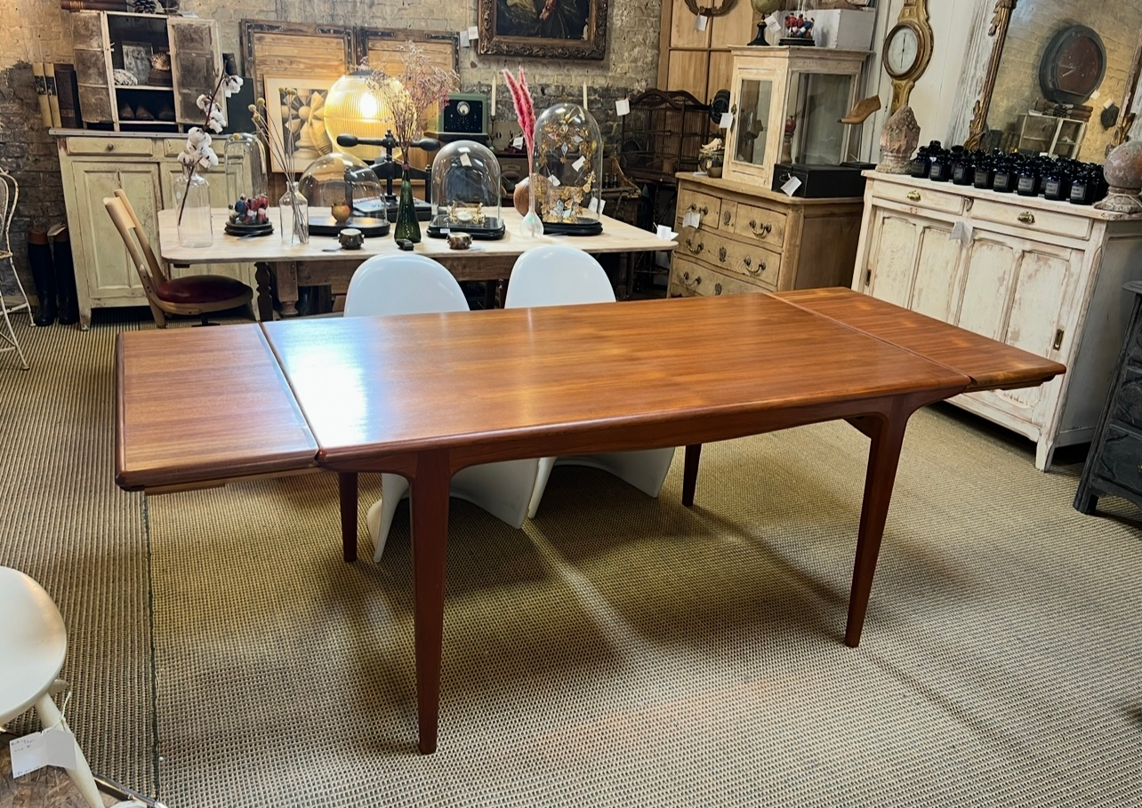 Table scandinave Tricoire et Vecchione année 60