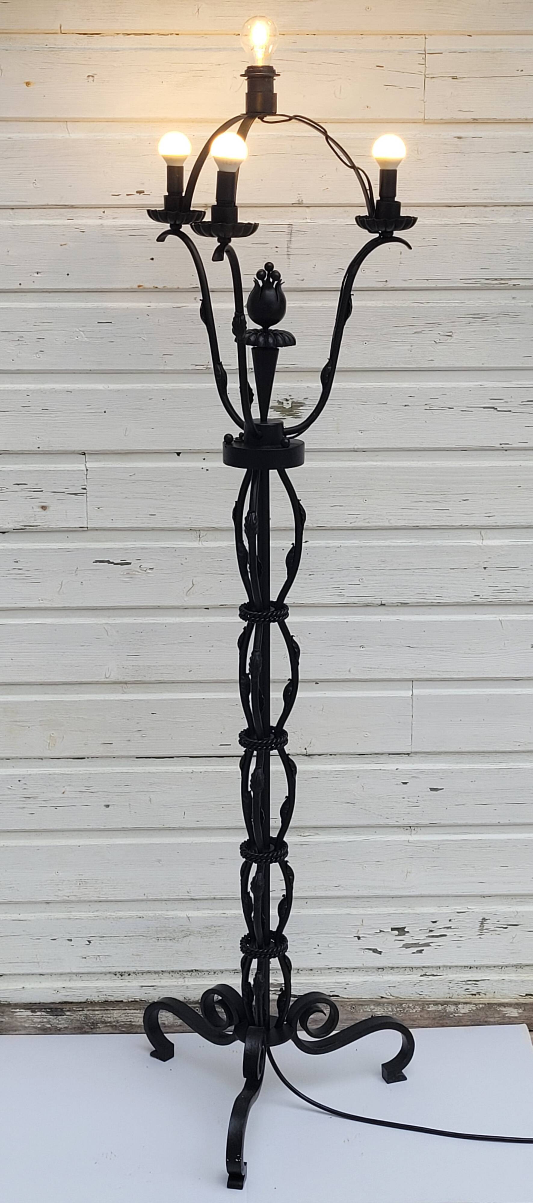 Lampadaire en fer forgé noir attribué a Gilbert Poillerat