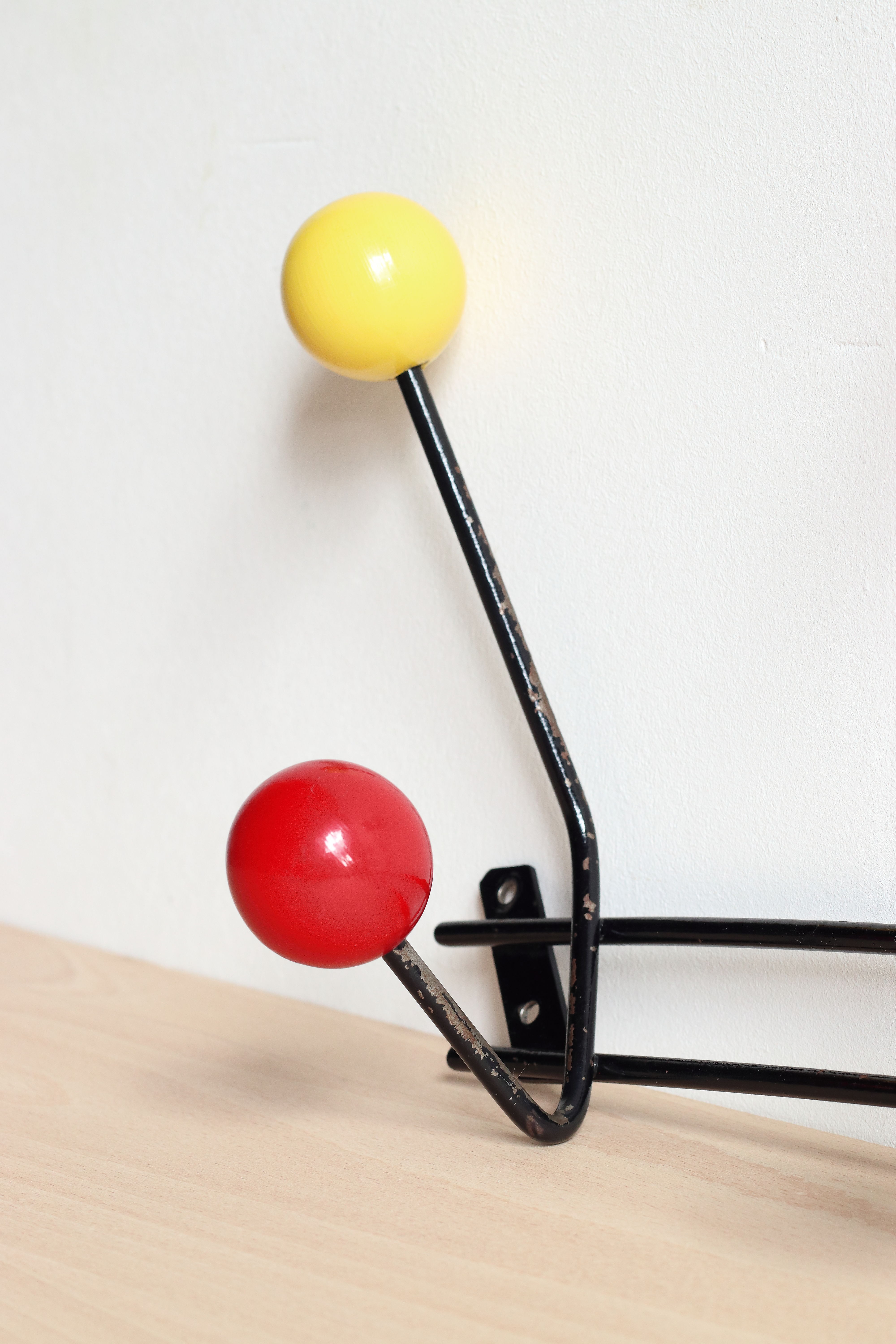 Wall coat holder years 60, 8 hooks wooden balls and lacquered metal