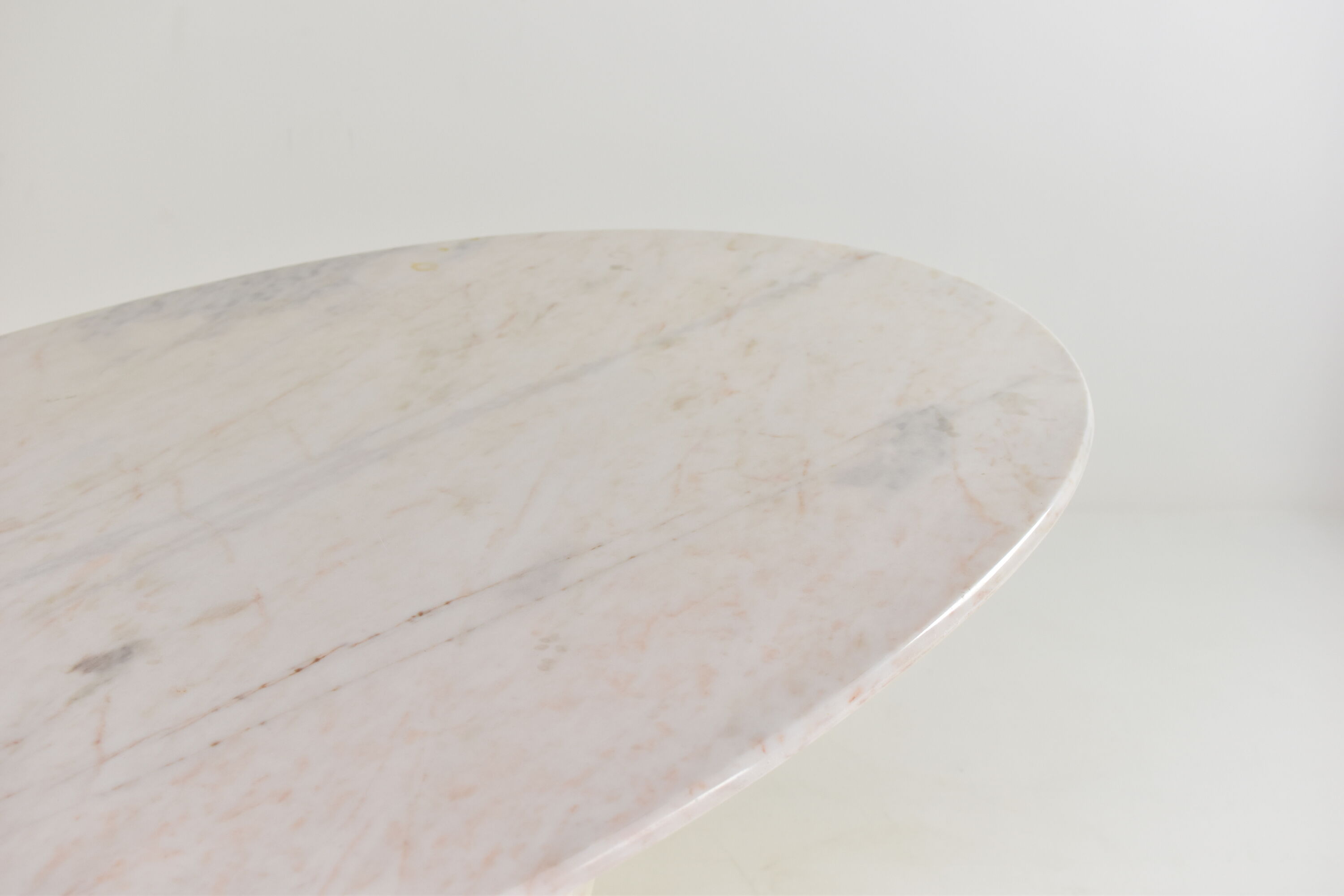 Mid century modern oval dining table in marble from Italy, 1980’s.
