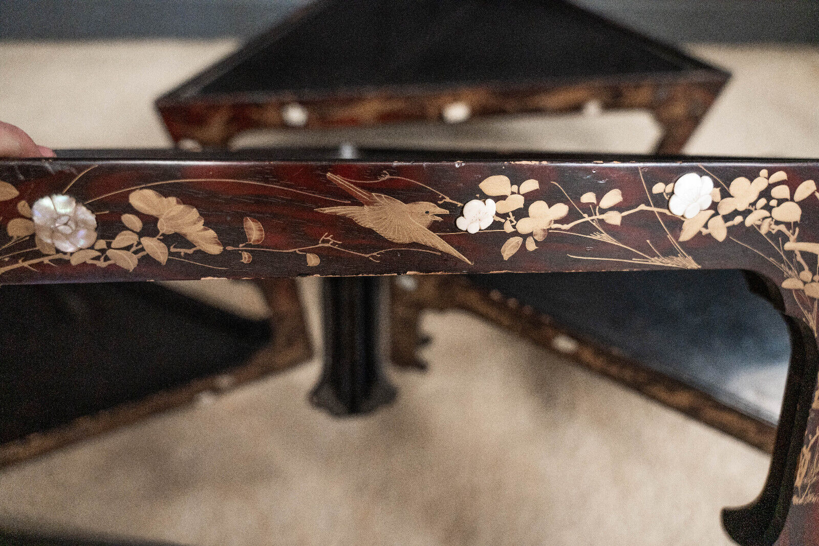 Corner shelf of China lacquer red background decoration golden highlights XXth