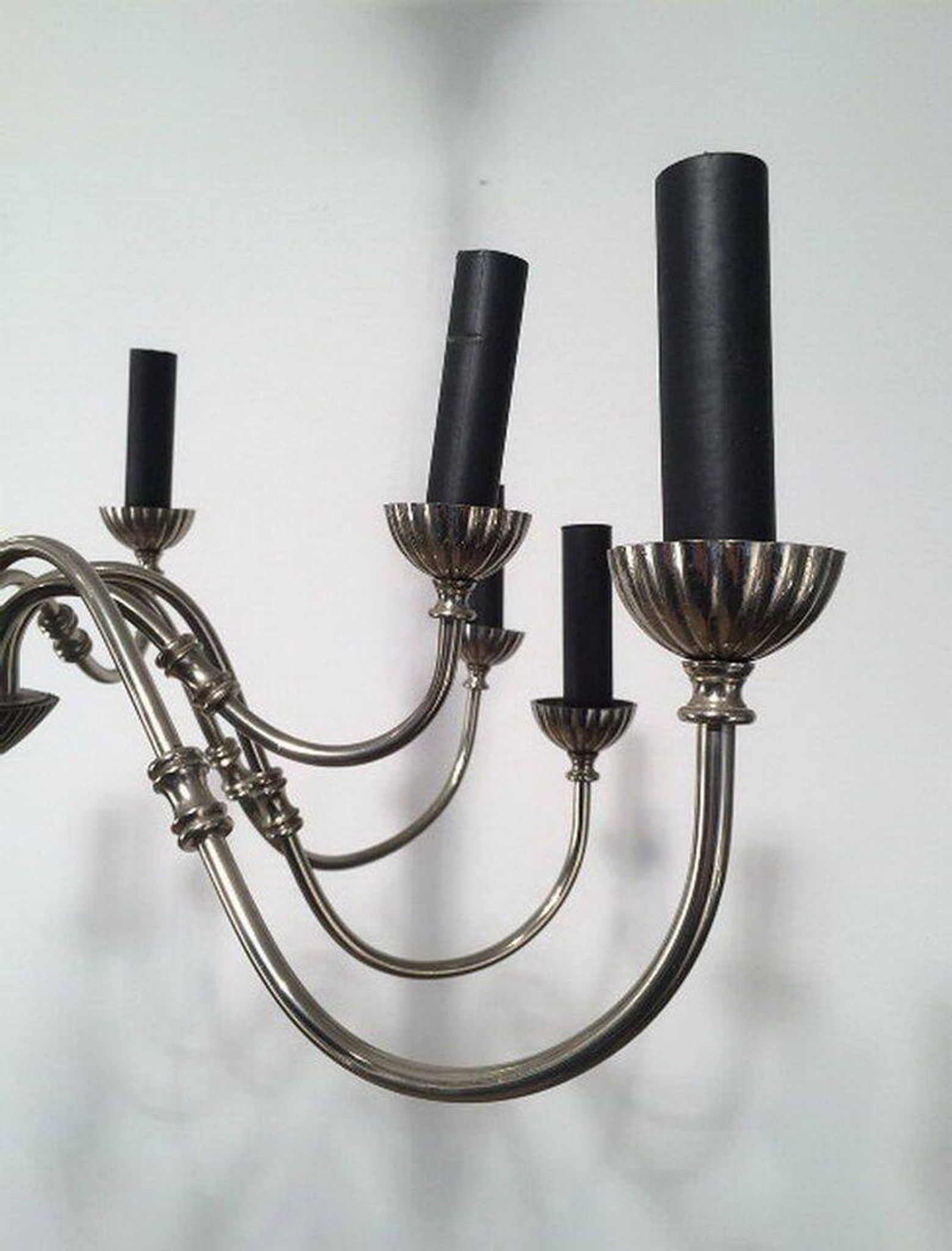 Lustre de style néoclassique en métal argenté à 12 bras de lumière