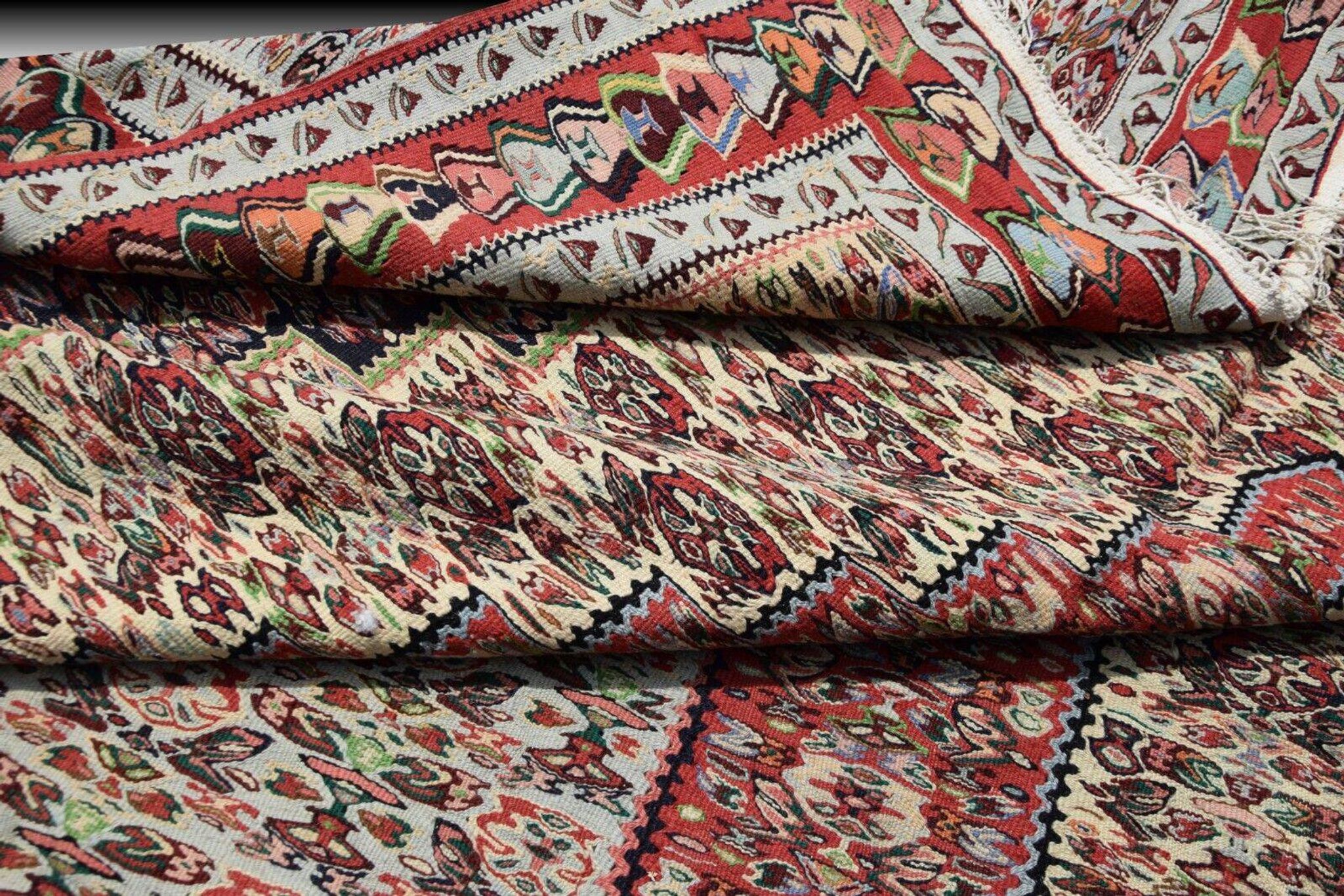 Kilim Rug: Senneh Iran: 2.95 x 2.00 metres - "Galerie Sardje"