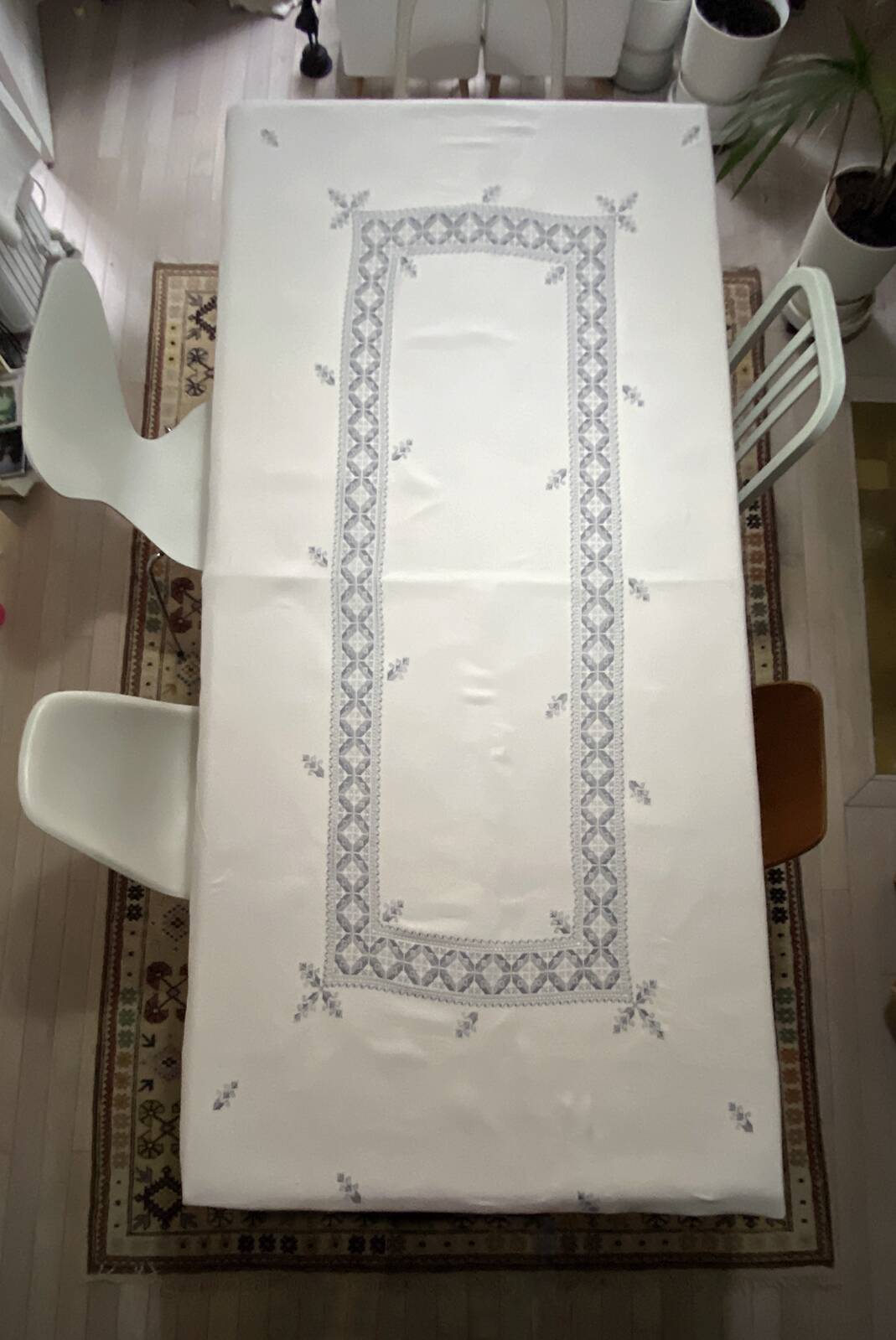 Nappe brodée avec 12 serviettes assorties