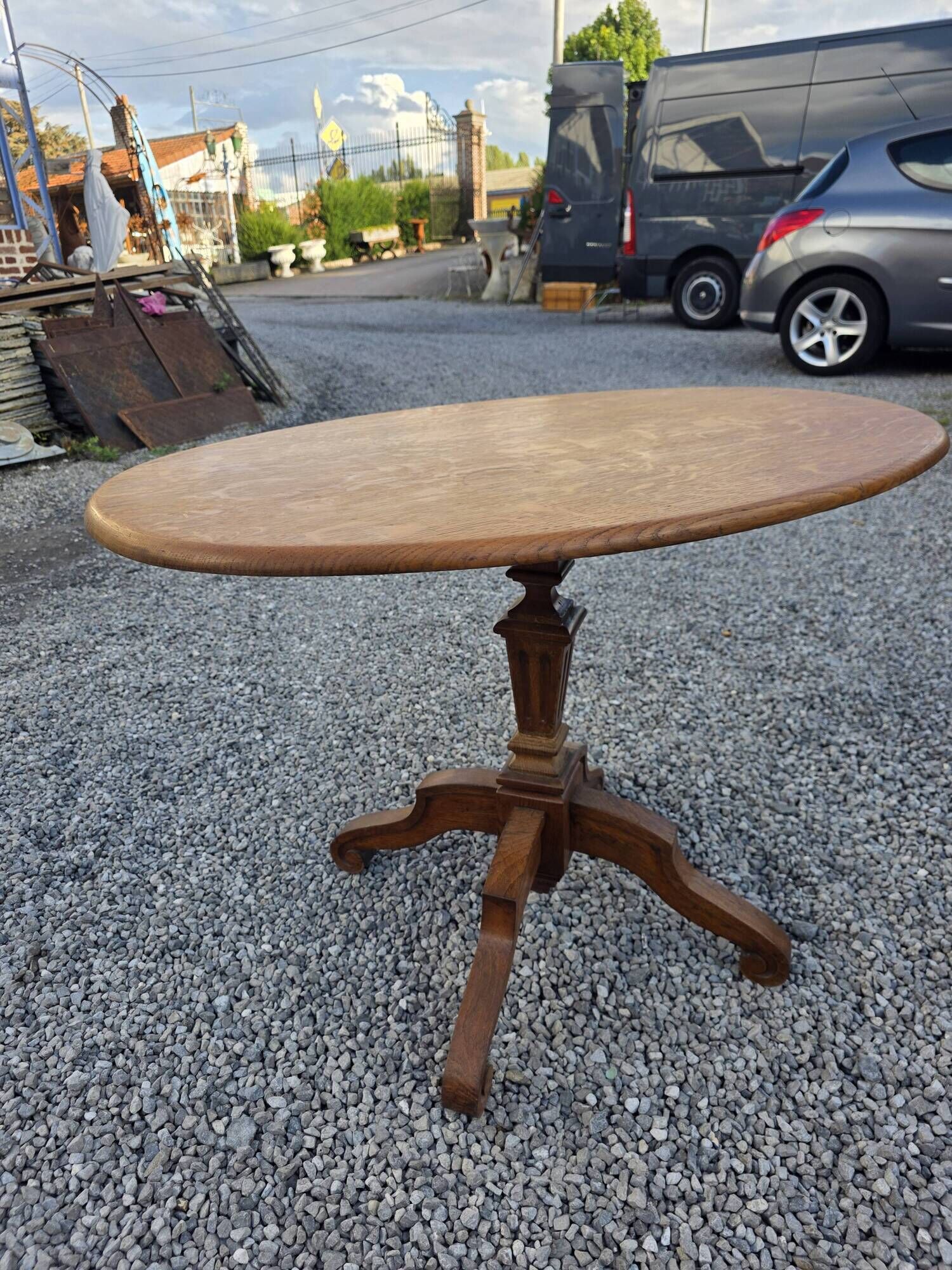 Oak guéridon table from the early 20th century.