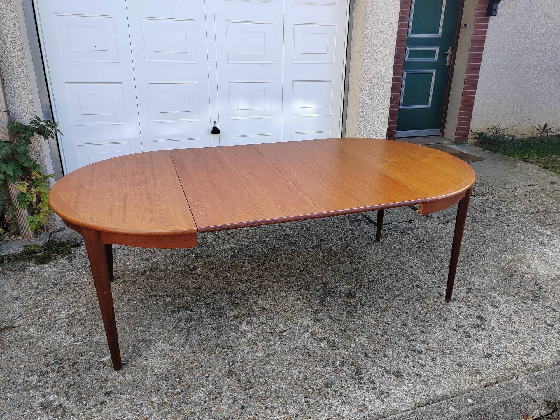 Extendable Scandinavian table