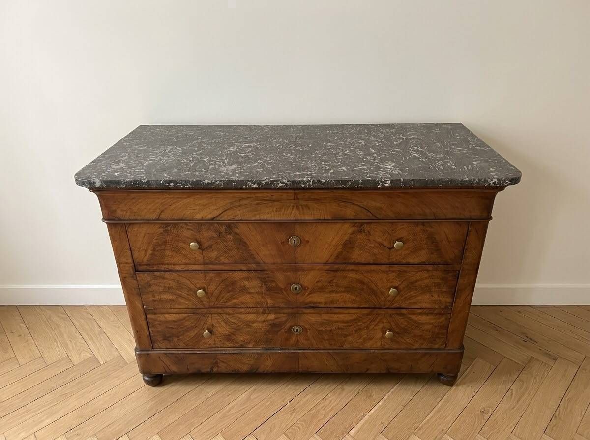 Commode ancienne en noyer avec plateau marbre
