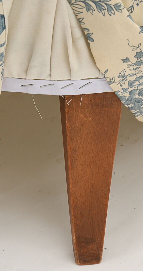 Toad armchair and its ottoman