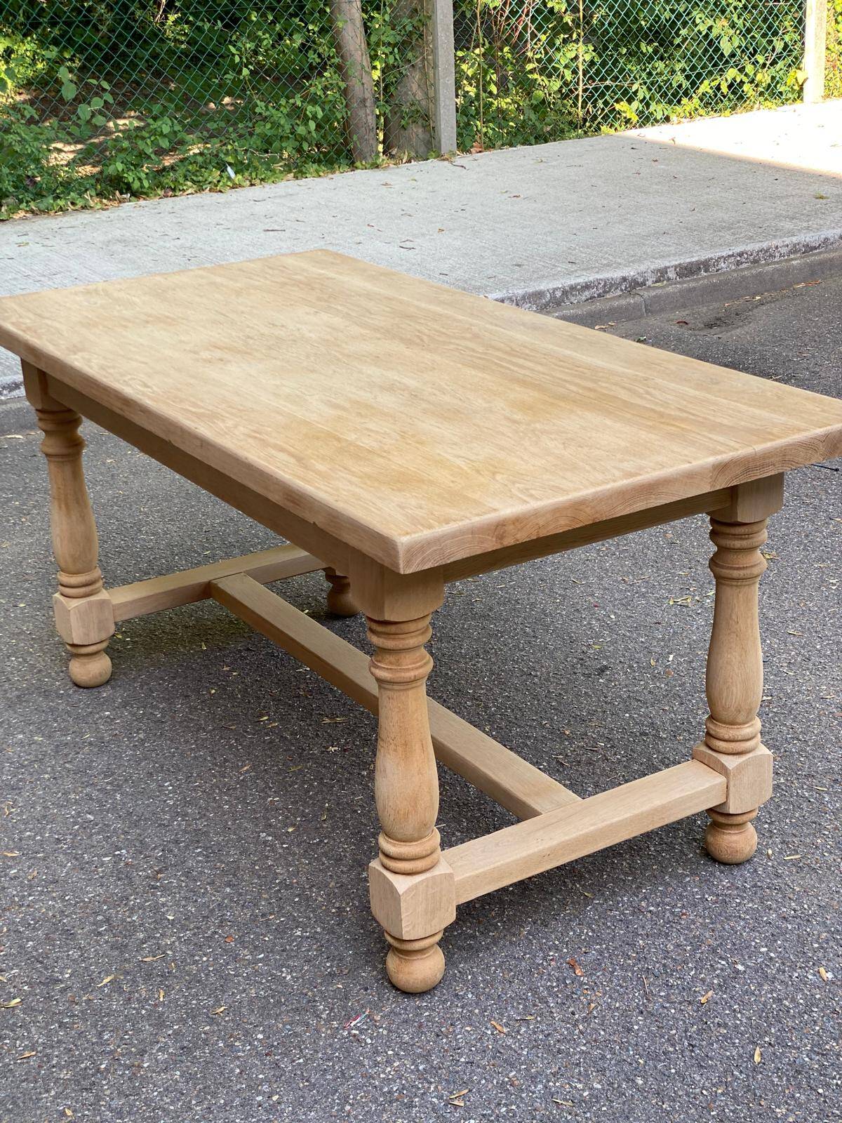 Renovated extendable farmhouse dining table made of solid raw oak from the 1950s.