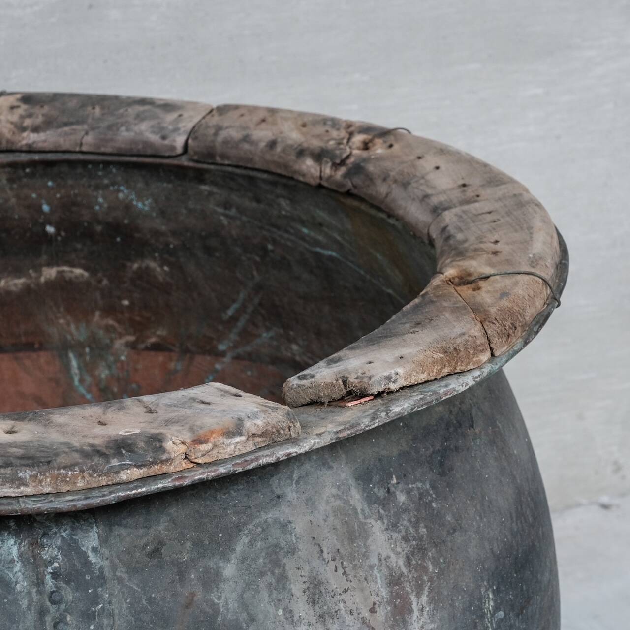 Pot, jardinière en cuivre antique, France