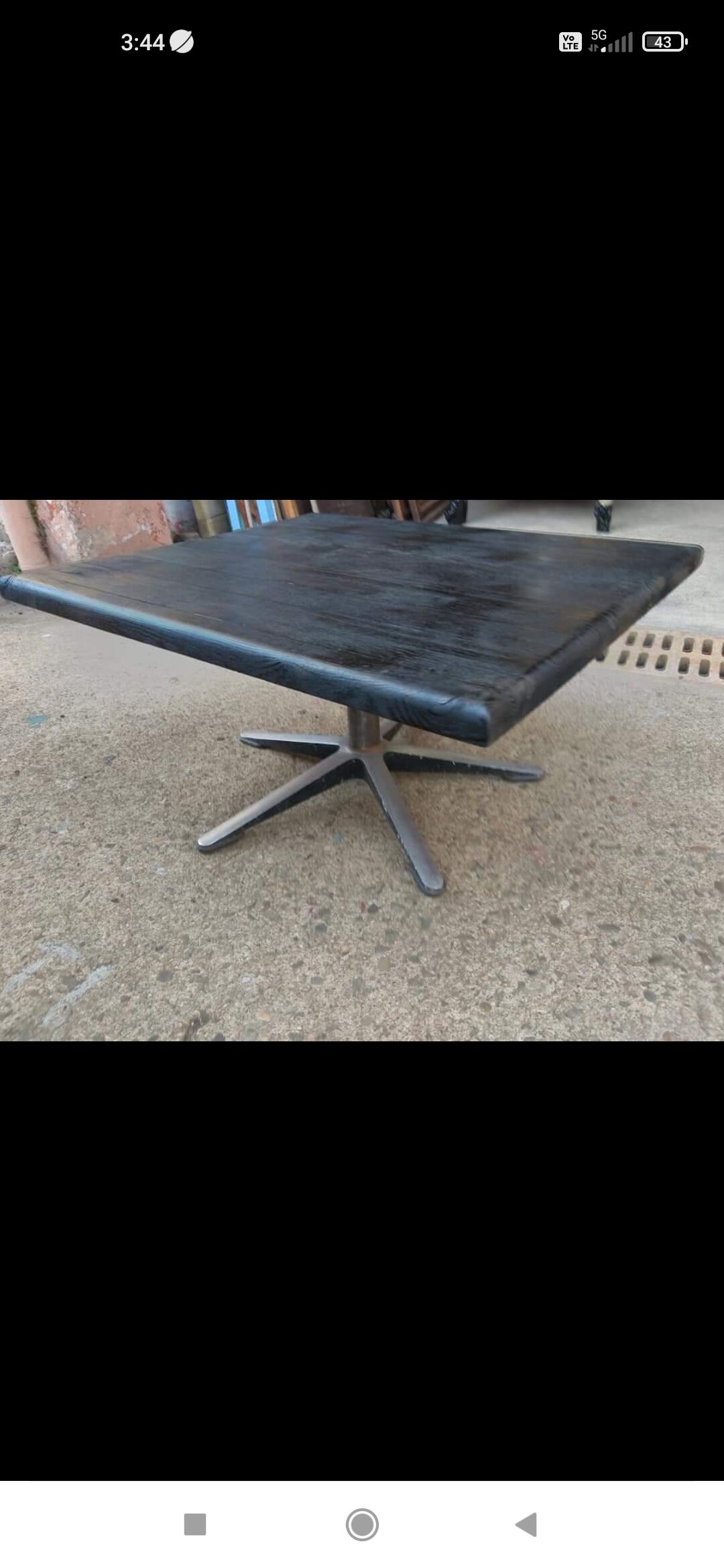 Table basse en chêne Shou Sugi Ban et piètement en étoile en aluminium