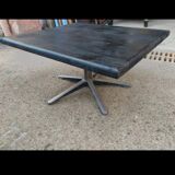 Table basse en chêne Shou Sugi Ban et piètement en étoile en aluminium