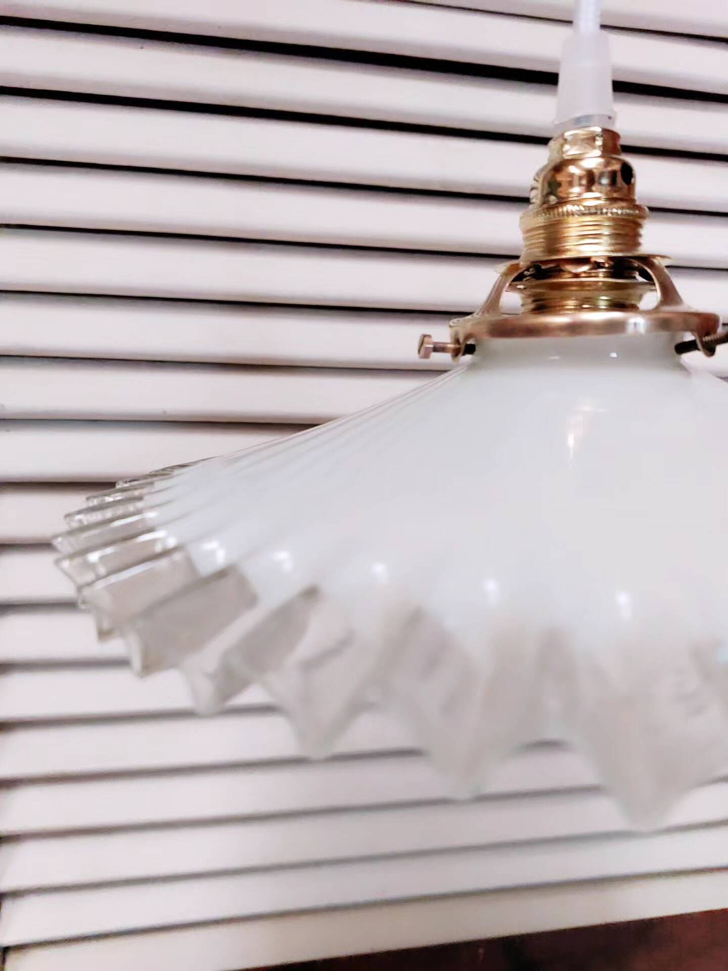 Suspension in white opaline