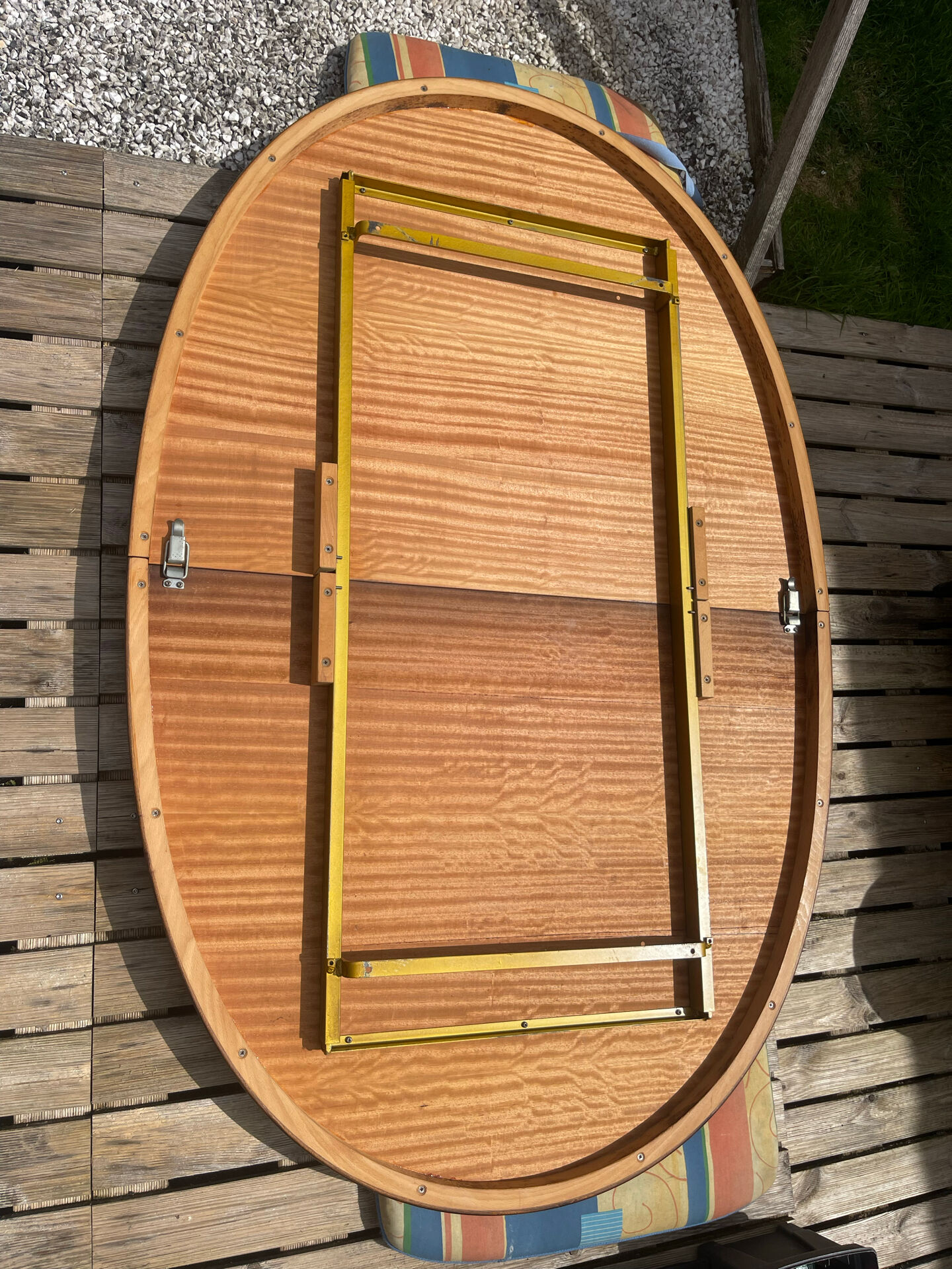 Extendable oval table Baumann, for up to 12 place settings.
