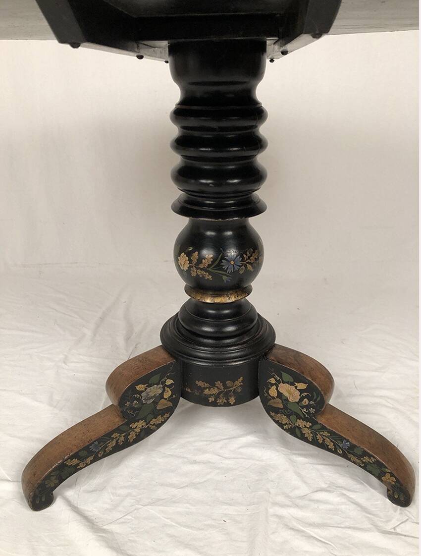 Large tilting pedestal table, black lacquered wood with a lively oriental landscape decoration.