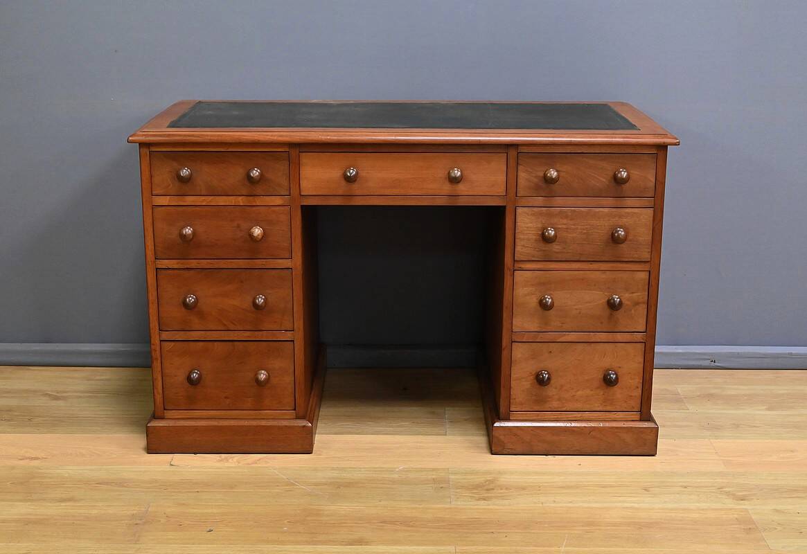 Victorian Mahogany Pedestal Desk, England – Late 19th Century