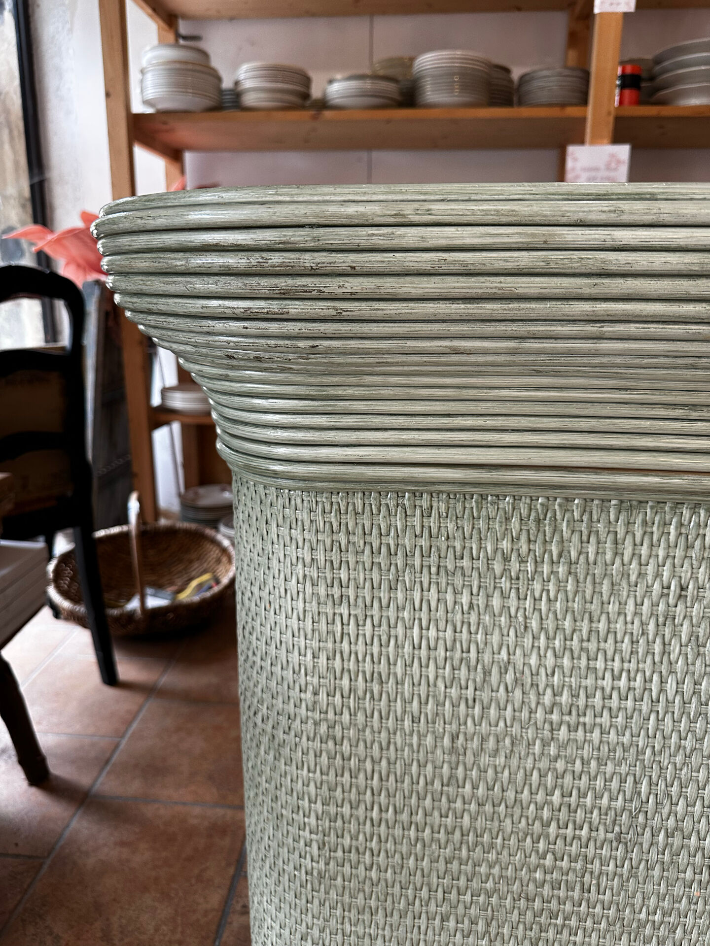Ensemble bar et tabourets vintage en rotin