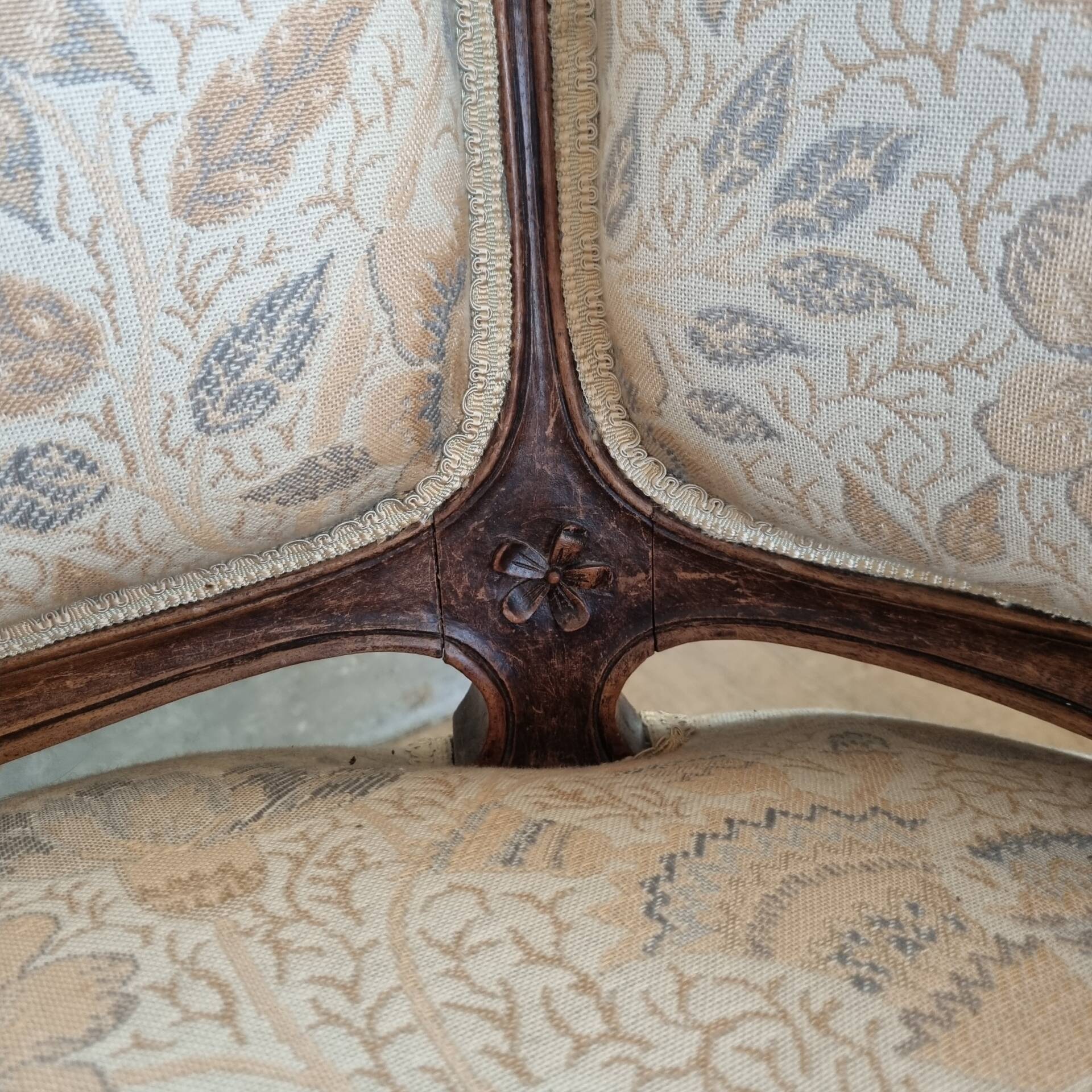 Small sofa or bench in Louis XV style, rococo.