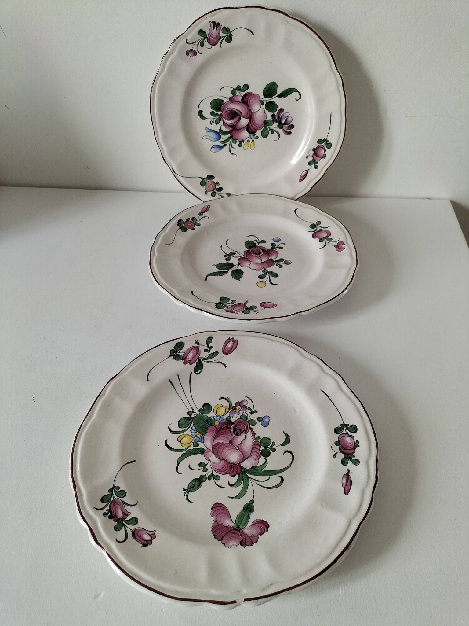 Trio d’assiettes anciennes peintes à la main