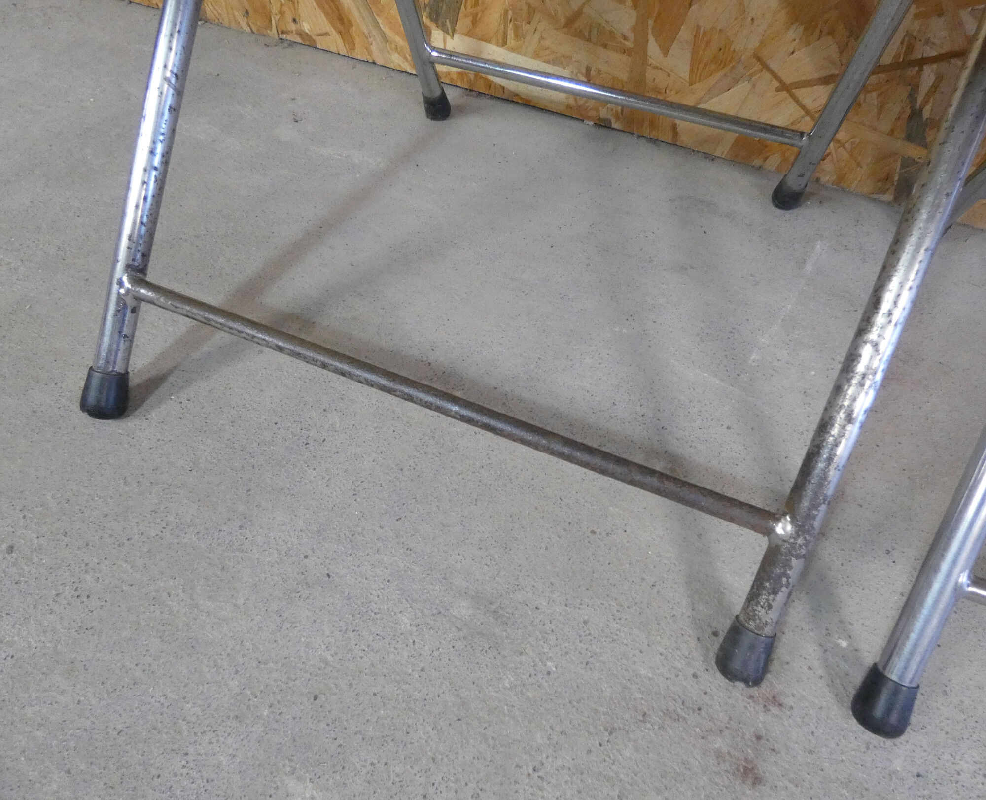 2 Eyrel folding chairs in chromed metal and skai 1970s
