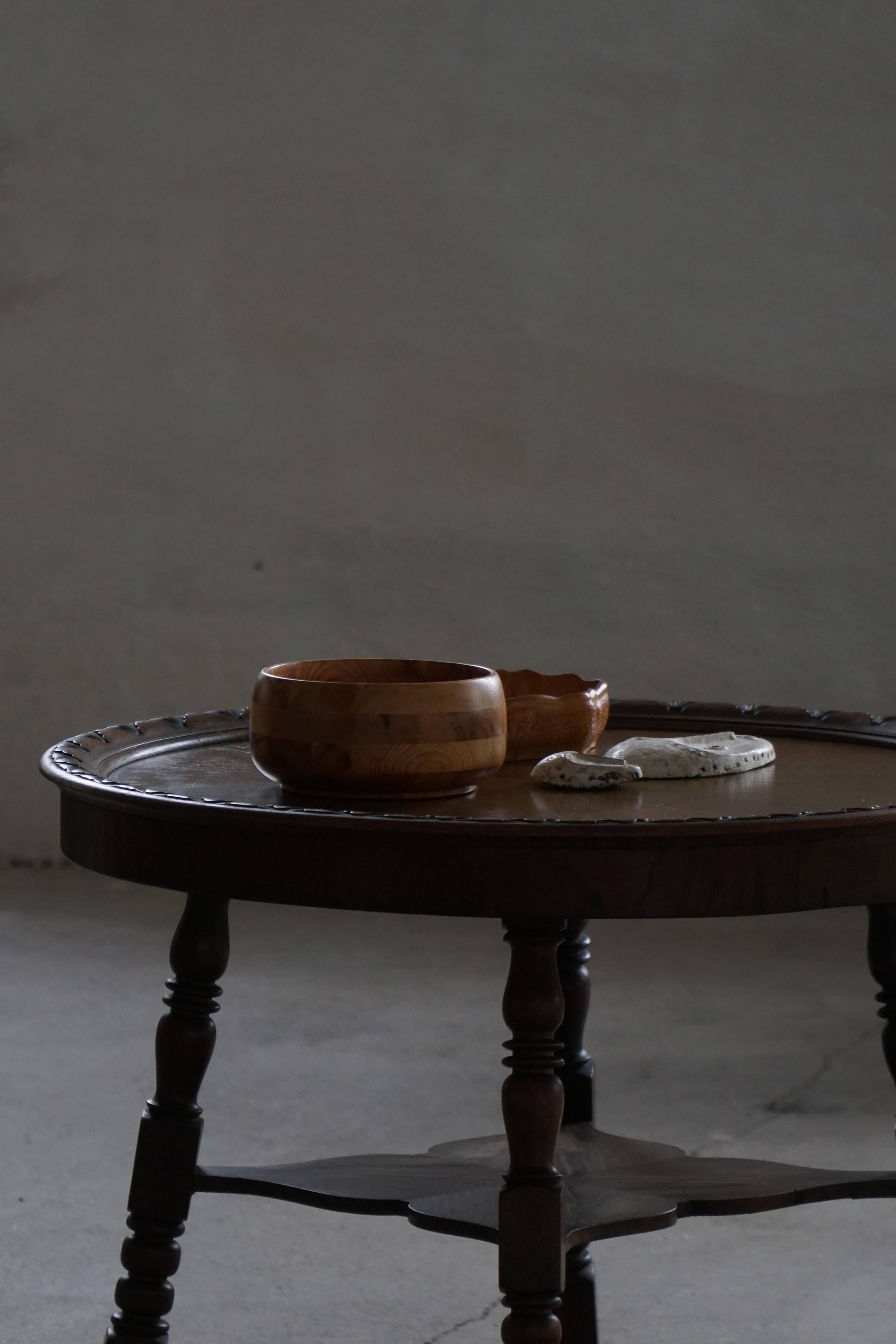 Table d'appoint moderne danoise, style baroque rond en Oak, milieu du 20e siècle