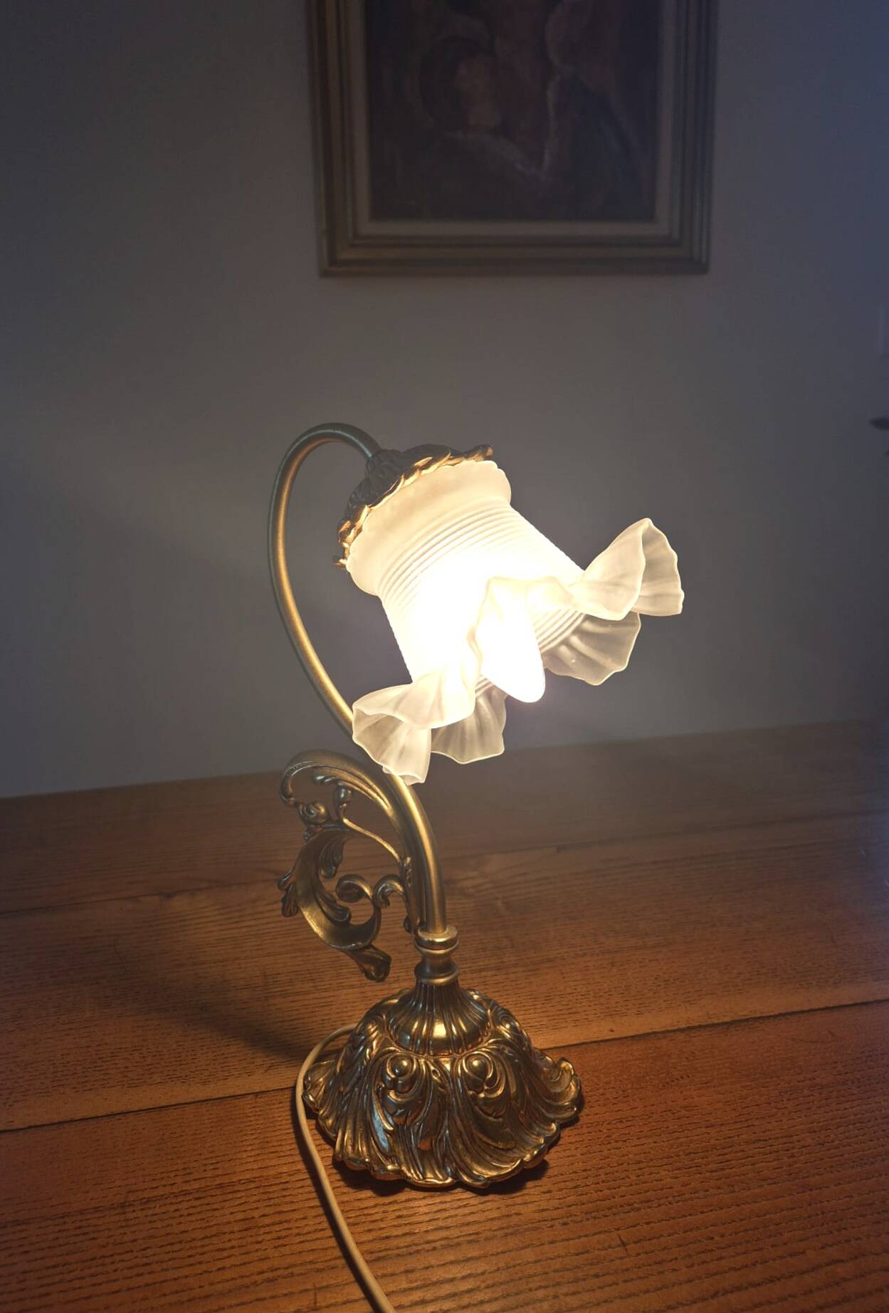 Art Nouveau bedside lamp in bronze with a tulip shape.