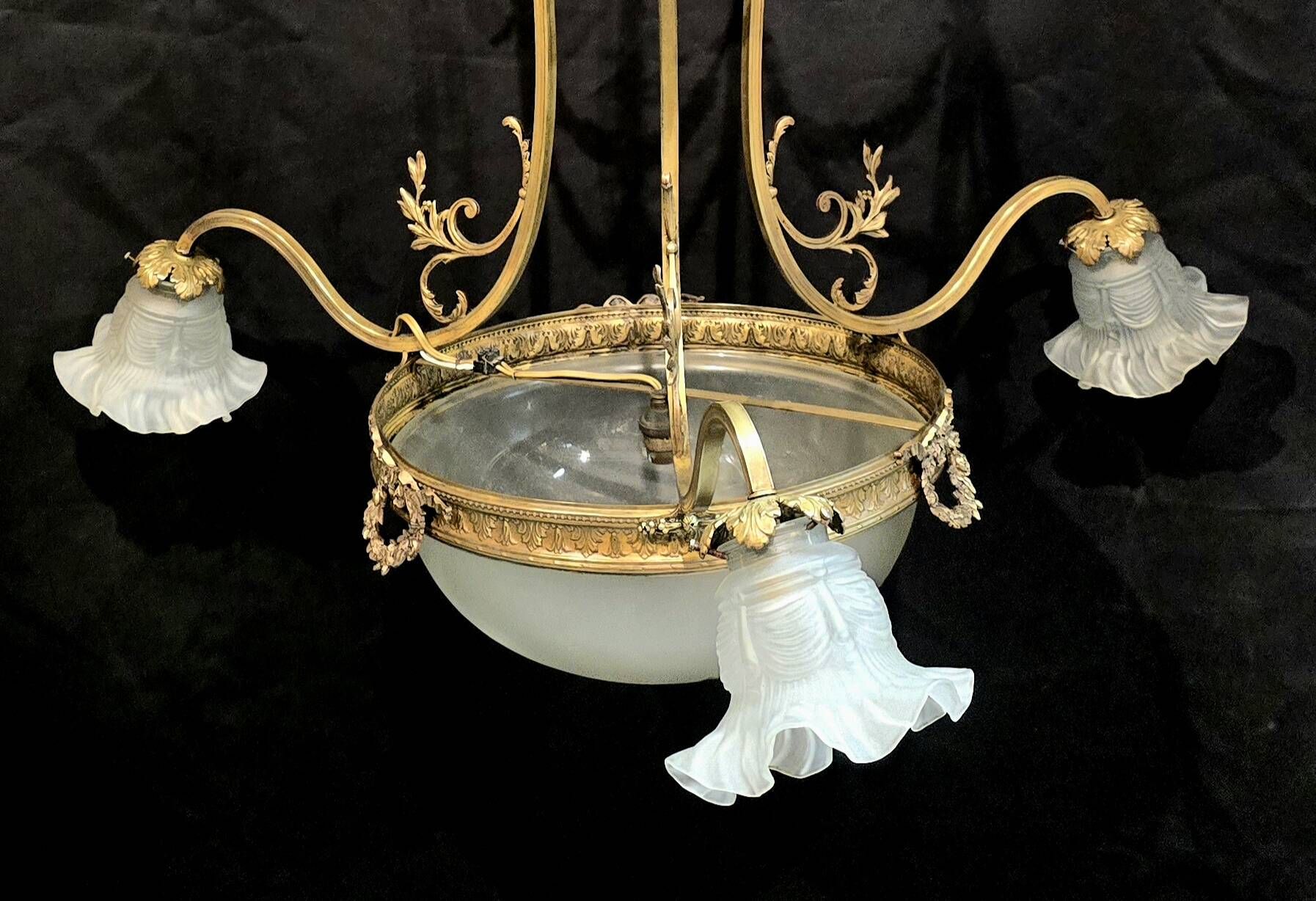 Gilt bronze and frosted glass chandelier – Louis XVI style
