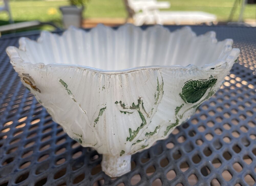 Vide-poche en forme de coquillage en opaline blanche decor feuillage vert