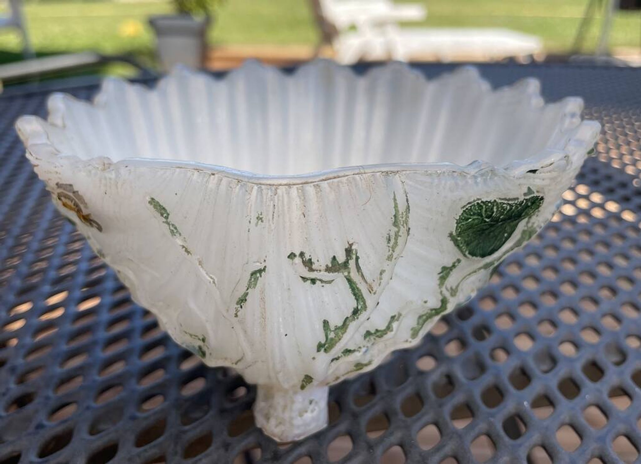 Shell-shaped trinket dish in white opaline with green foliage decoration