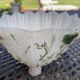 Vide-poche en forme de coquillage en opaline blanche decor feuillage vert