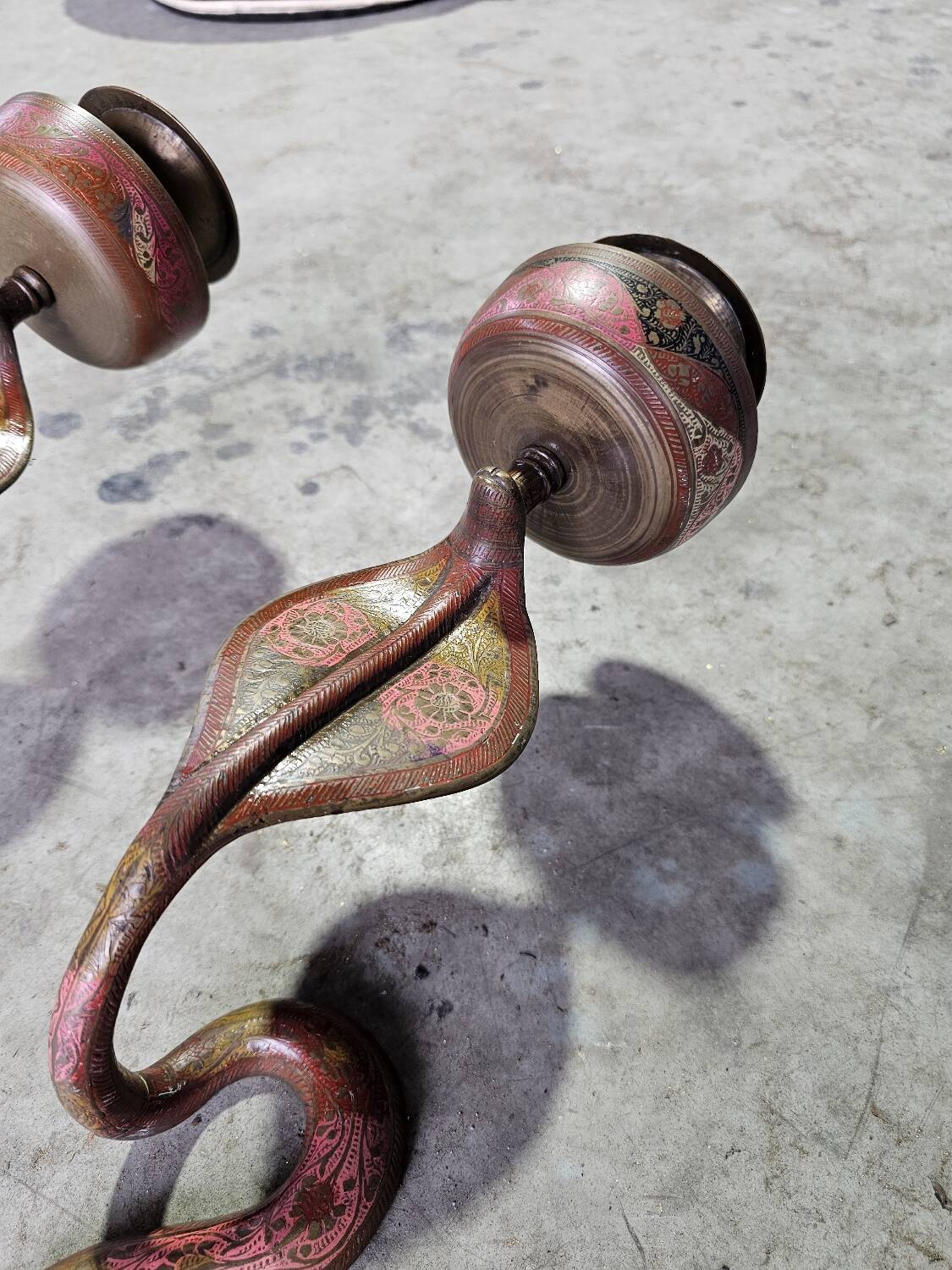 Paire de bougeoirs muraux en bronze figurant un serpent, 1960