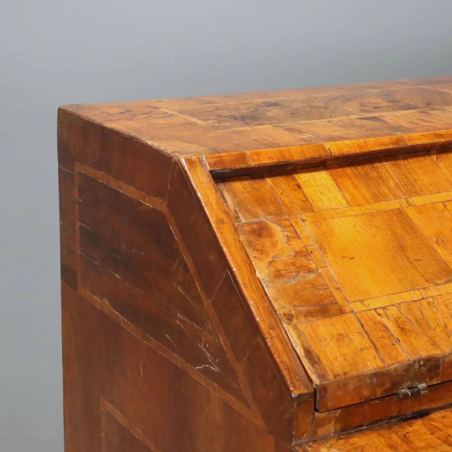 Walnut desk - Italy 18th century