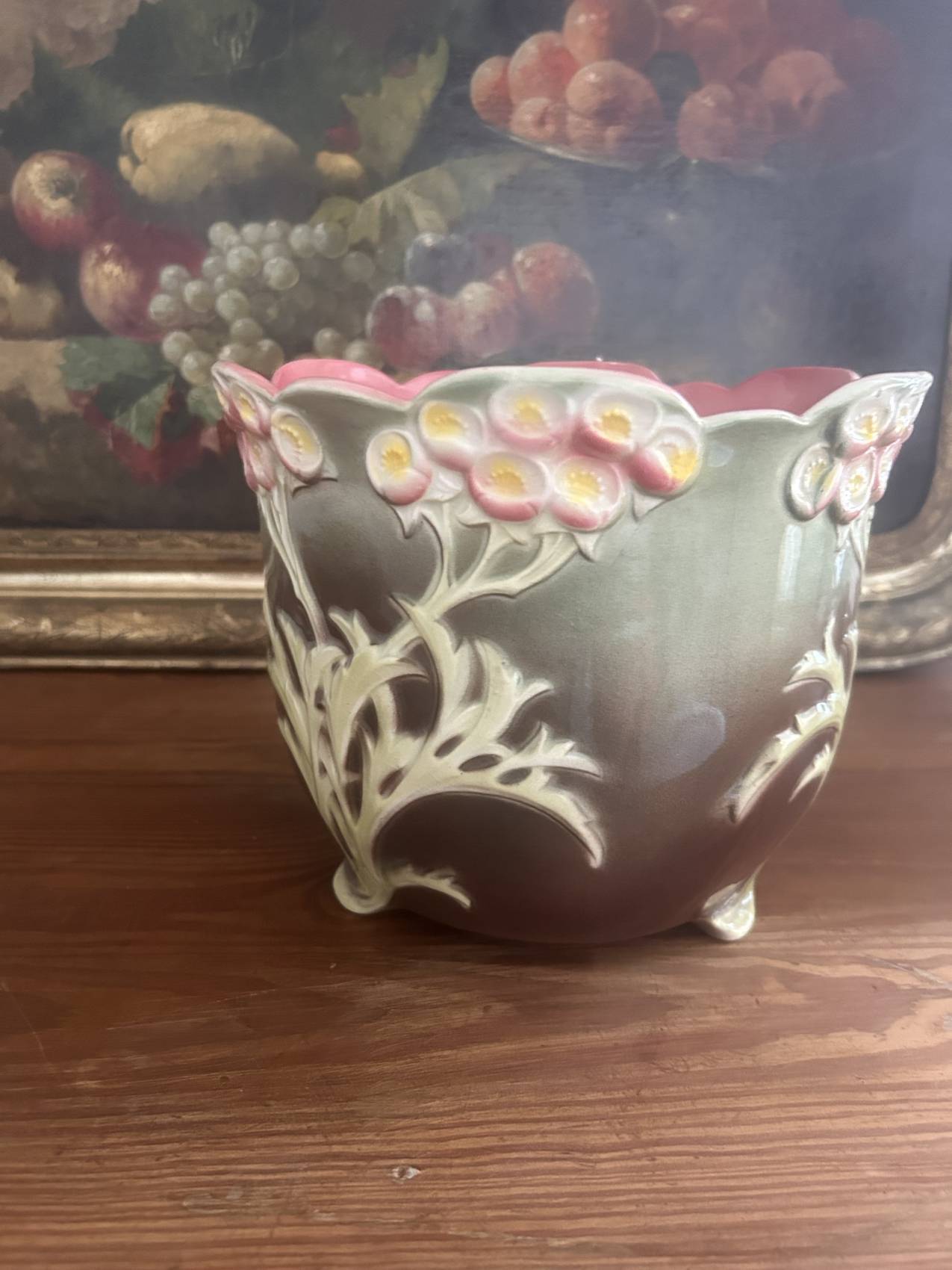 Antique cache-pot from the 1900s in majolica with a raised floral decoration in pink, very decorative.