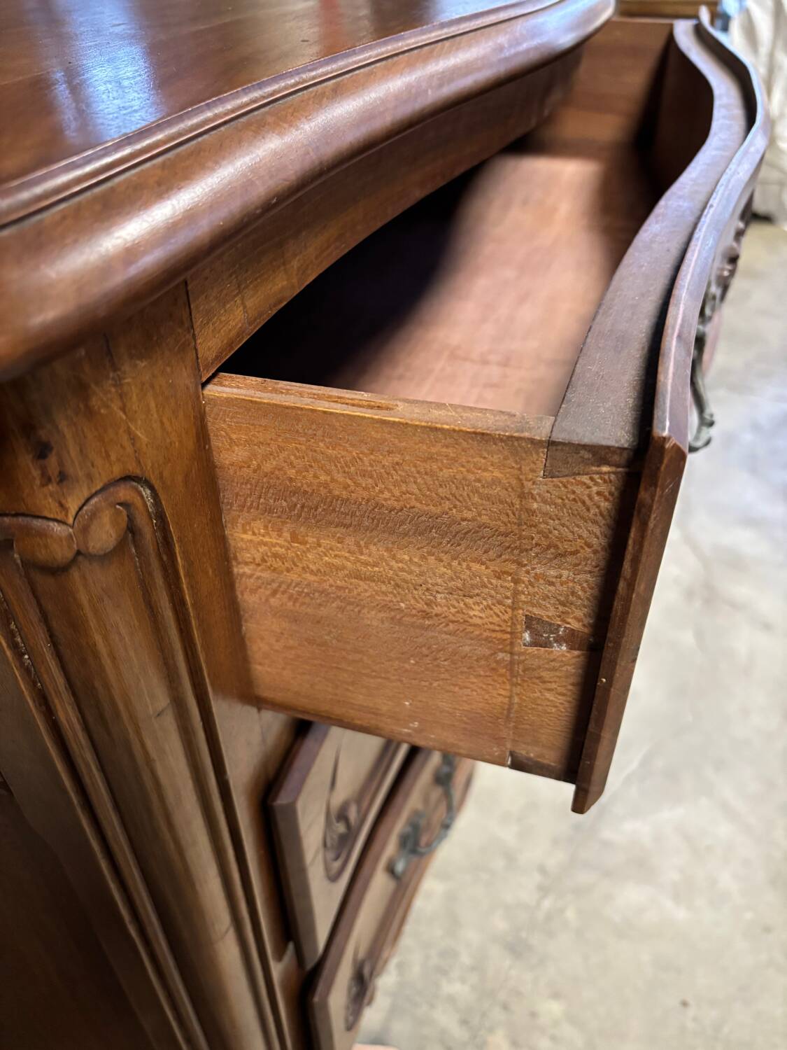 Walnut chest of drawers