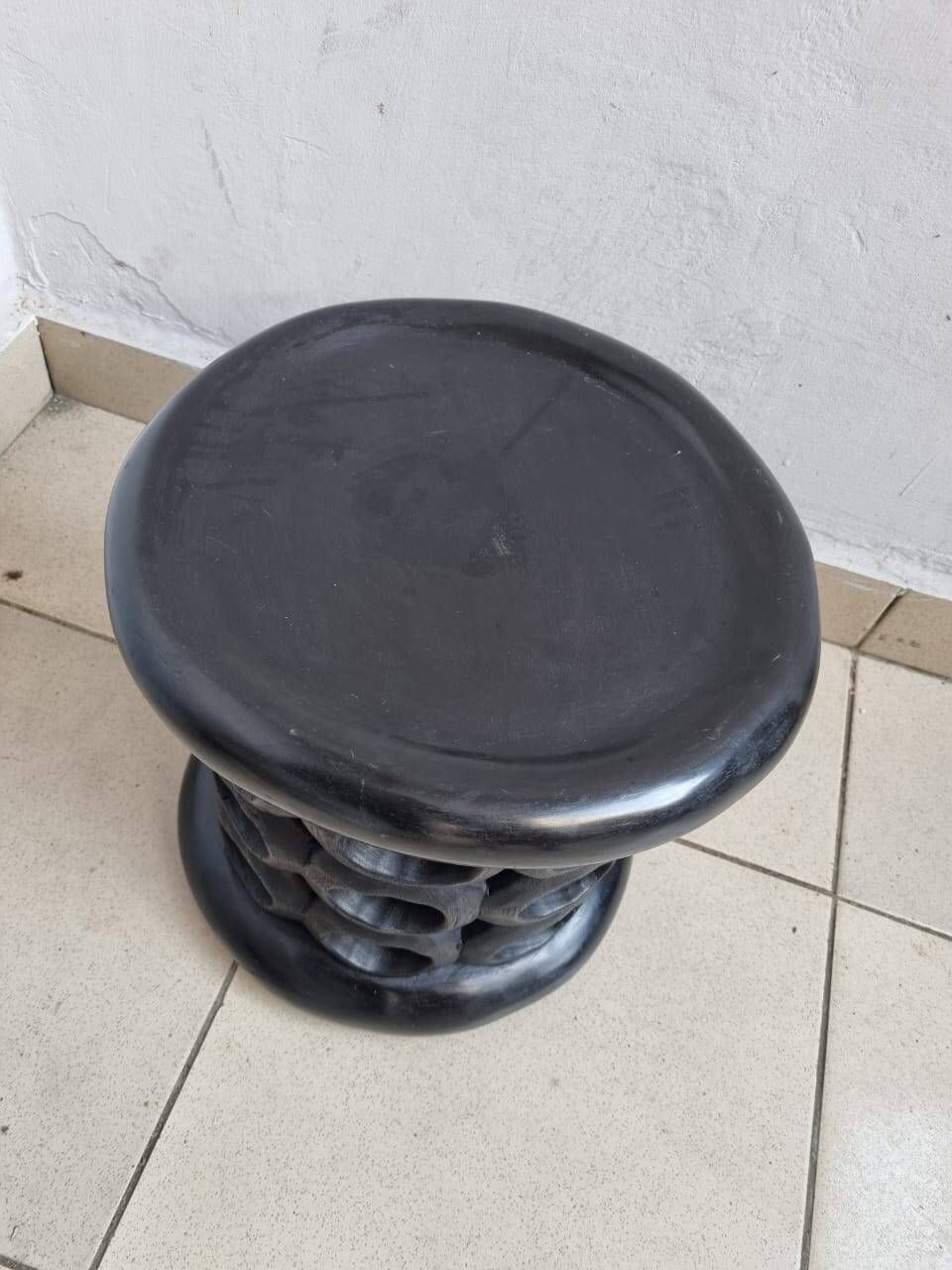 Bamiléké black stool in carved wood with rings – 33 × 35 cm