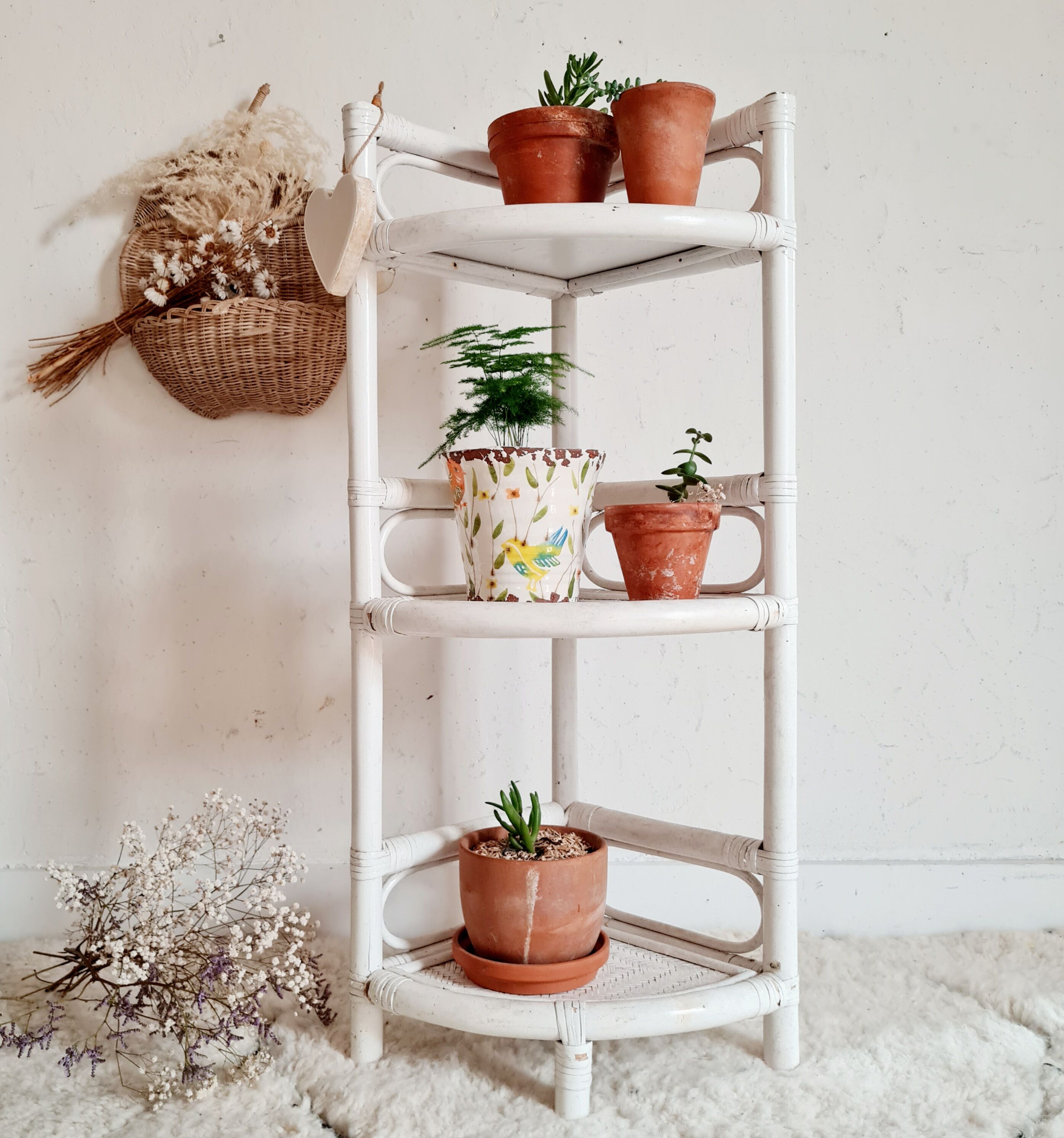 Etagère d'angle vintage en rotin blanc