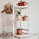 Etagère d'angle vintage en rotin blanc