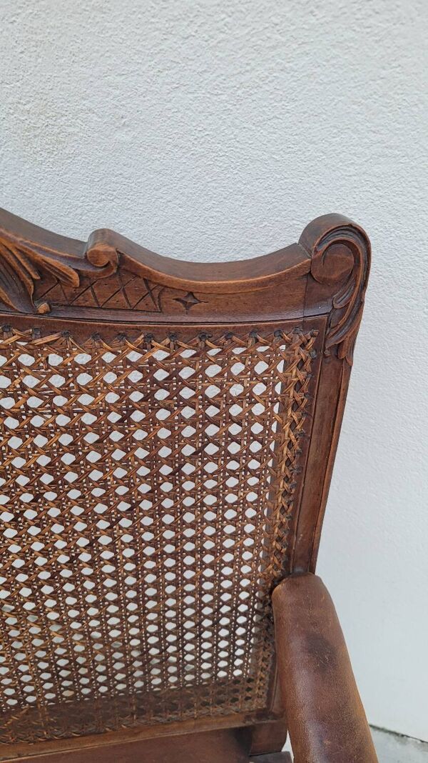 Fauteuil canné Louis XV Régence accoudoirs cuir décorées coquille