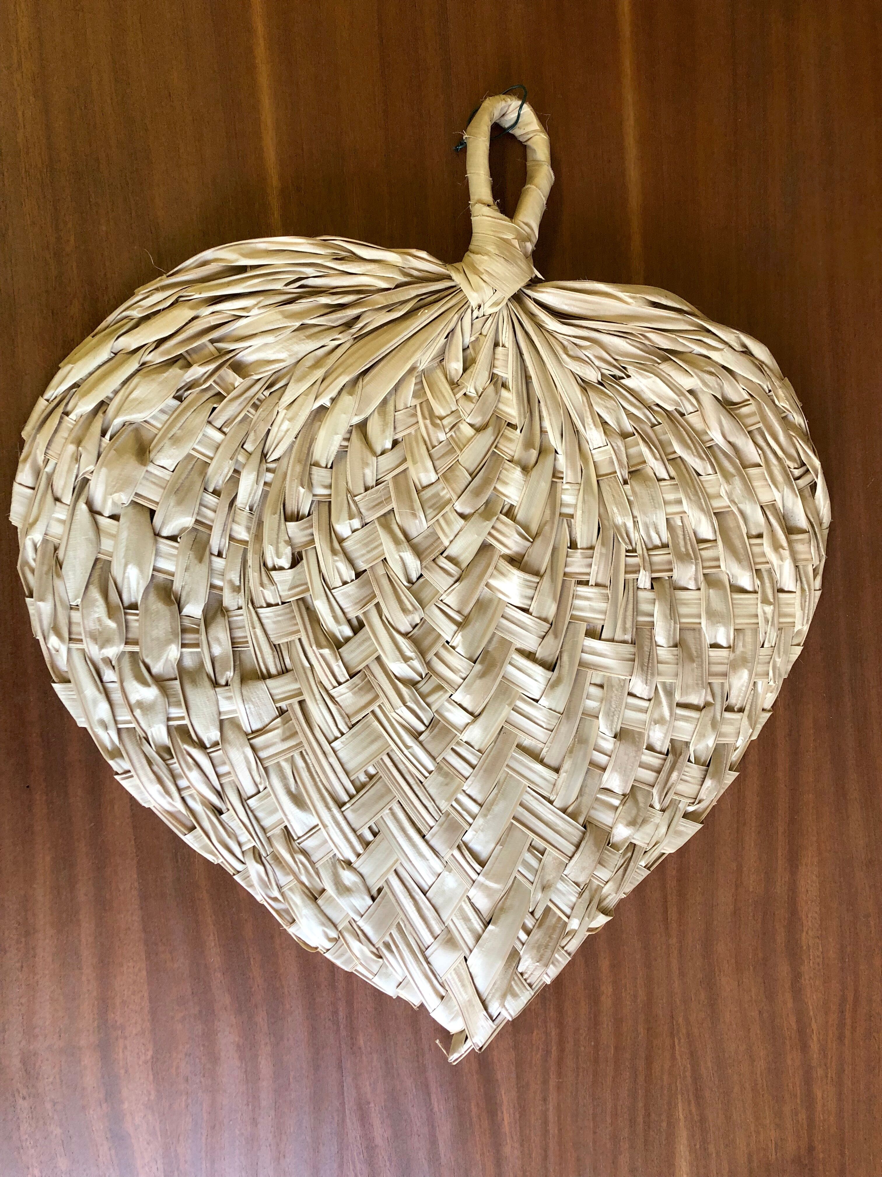 Braided palm leaf eventail