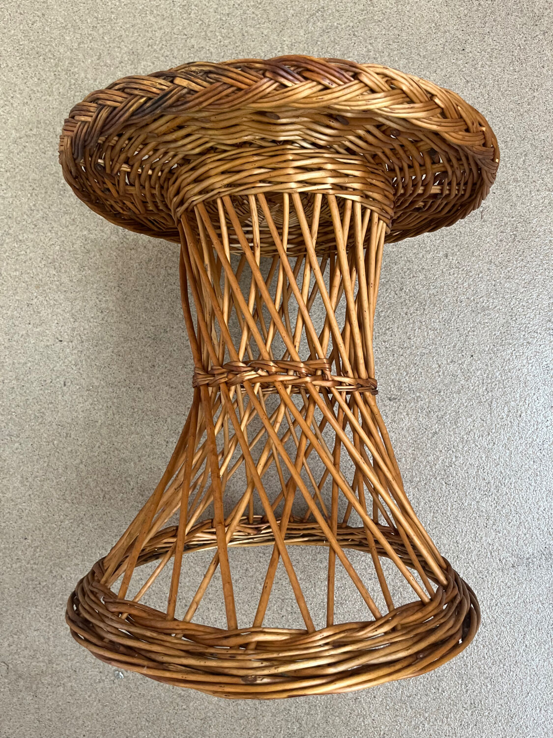 Table ronde d’appoint ou bout de canapé on osier tressé