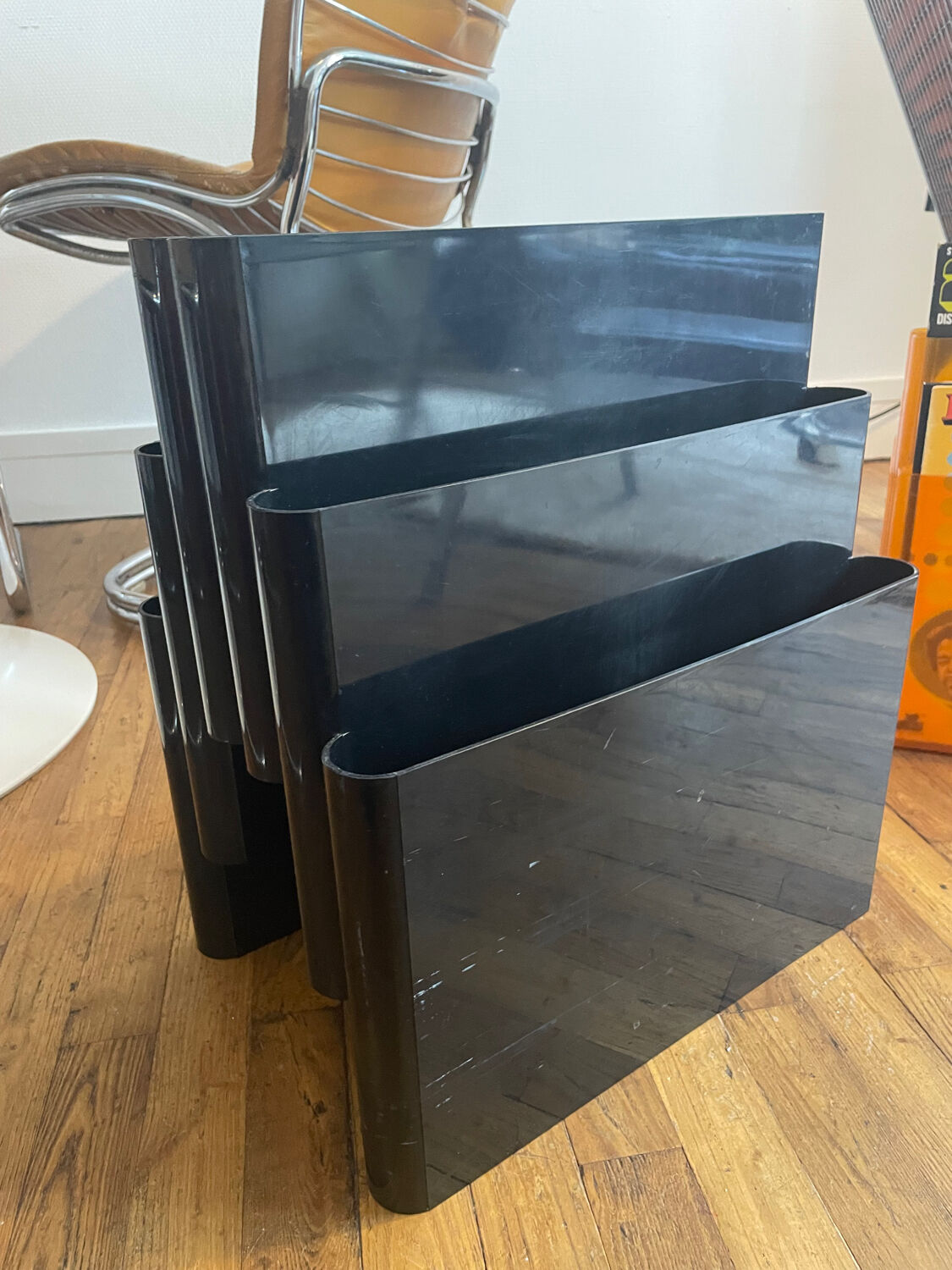 Magazine rack 4675 by Giotto Stoppino for Kartell 1970