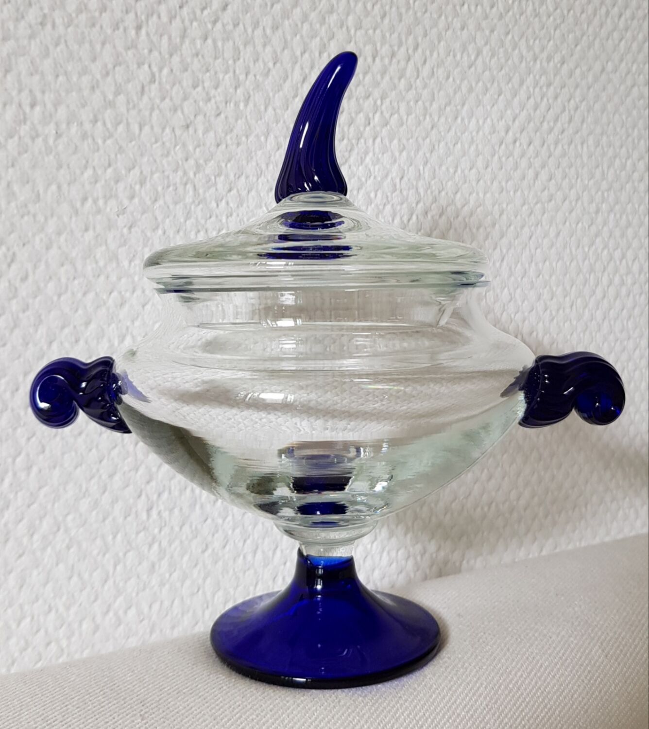 Plat de bonbonnière Cristal de Paris avec des détails bleu cobalt