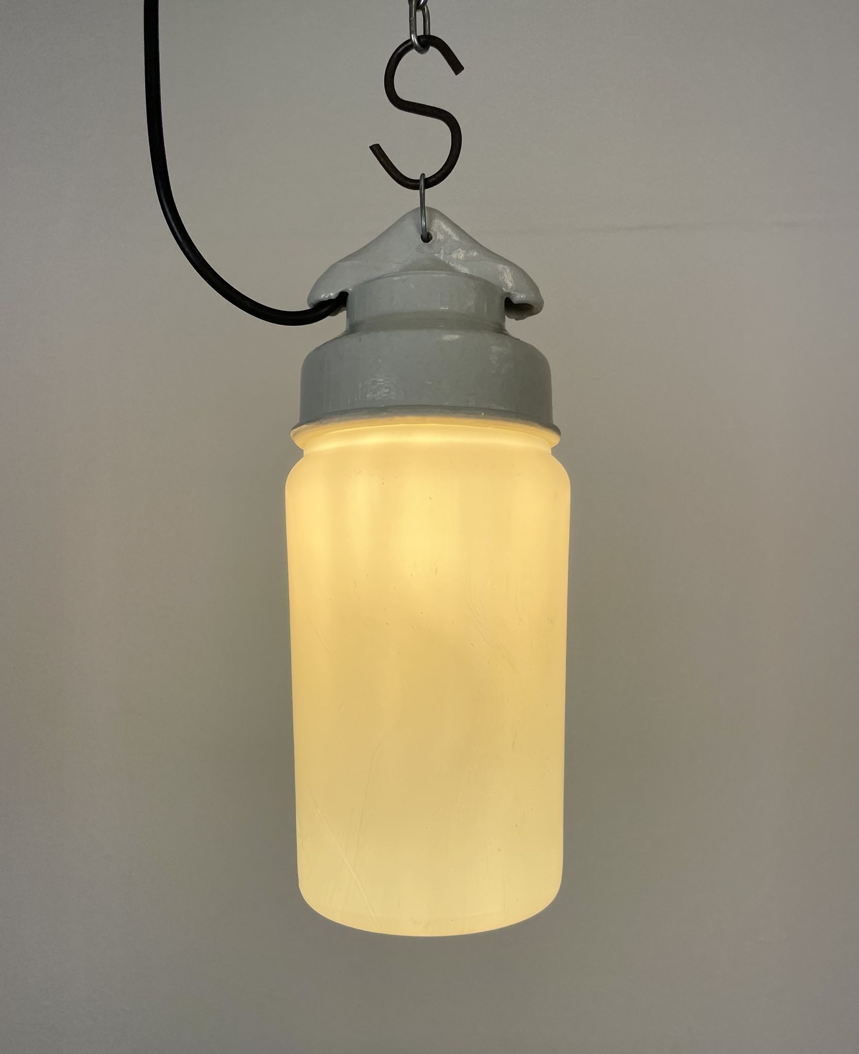 Suspension en porcelaine blanche industrielle avec verre opale, années 1970