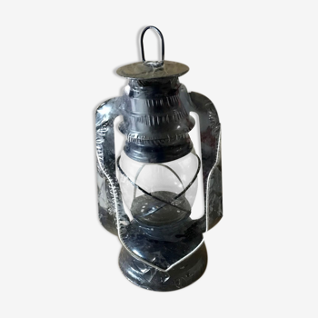 Enamelled metal kerosene lamp